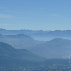 Montagnes bleues dans le lointain - vers le lac d'Aiguebelette (Savoie), Septembre 2010