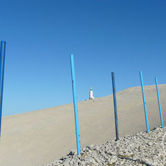 Poteaux bleus - Au sommet du Mont Ventoux (Vaucluse), Provence, Juillet 2009