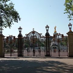Londres - Les portes du palais de Buckingam.
