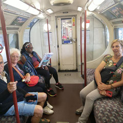 Dans le métro, prêts pour la visite de Londres.