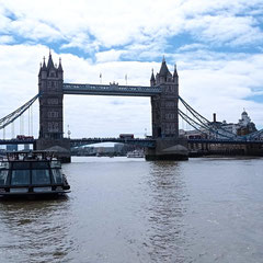Londres - Tower Bridge ( 246m de longueur et 65m de hauteur)