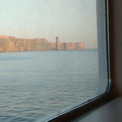 Un monolithe vue depuis la fenêtre du ferry.