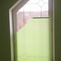 Зелені жалюзі-плісе на скошене вікно