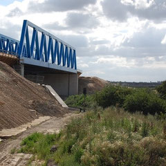 Aufschüttung, Brücke und Gleisanlage Richtung BAB 14