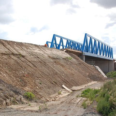 Aufgeschütteter Damm und Brücke Richtung BAB 14