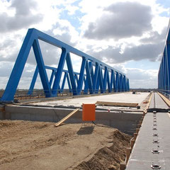 Versetzte Brücke über DB Gleisanlage