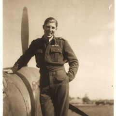 Nicholas PEEL sur l'aile de son Spitfire (~1941) [source: RAF Benson - M. PRENDERGAST]