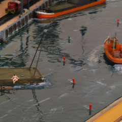Hafenschlepper mit Flußponton
