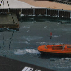 Wasserstrudel der Schiffsschraube vom Hafenschlepper