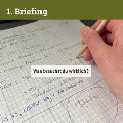 Bild 1 Briefing zeigt eine Hand mit Bleistift und Notizblock