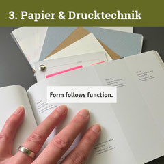 Bild 3 Papier & Drucktechnik zeigt eine Hand die ein Papiermusterbuch aufgeschlagen hat
