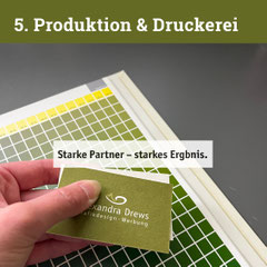 Bild 5 Produktion & Druckerei zeigt eine Hand die eine Visitenkarte hält vor einer Euroskala-Farbtabelle