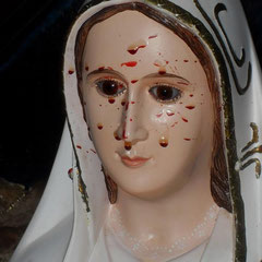 Ausgetretenes Blut auf der Statue Unserer Lieben Frau von Fatima