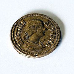 Une reproduction d’une pièce de monnaie (Faustina)