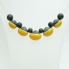 fiche de description collier en argile noir et jaune