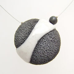 détail de ce collier de l'atelier simplement terre