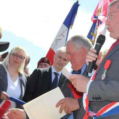 Remise solennelle des insignes de la Légion d'Honneur à trois vétérans américains à Angoville-au-Plain (dr: Ouest France) le 7 Juin