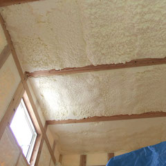 熱くなる屋根面も吹付け断熱で通常のグラスウールより断熱効果を上げました。
