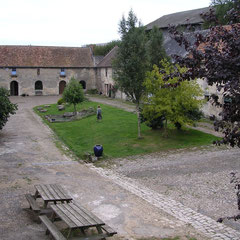 la cour: l'ancienne écurie