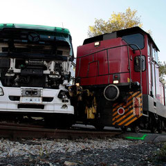 Ein Lastwagen stieß nahe des Kremser Hafens mit der industriebahn zusammen.