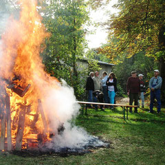 Herbstfeuer und Herbstlaub in der Herbstsonne