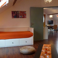 Wohn- / Schlafzimmer mit Auszugsbett und Blick in den Salon