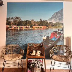 Sitzbereich im Studio mit Wandbild im Thailand-Stil