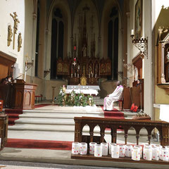 Altarraum der Kirche. Rechts sitzt Abbé Noël, links sitzt Frau Gottwald.