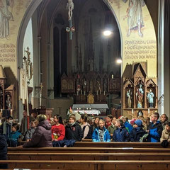 Die Schüler stehen am Schluss umgekehrt in den Bänken, bis alle Gäste die Kirche verlassen haben und singen das letzte Lied zu Ende.