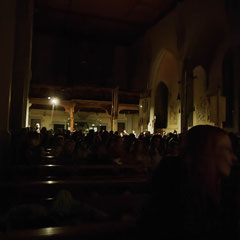 Der abgedunkelte Kirchenraum mit allen Besuchern.