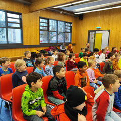 Die Schüler der 1. Klassen im Publikum von links vorne fotografiert