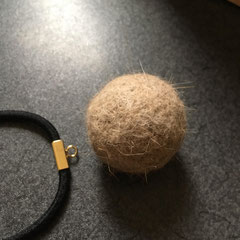 作った うさぎ毛ボールと髪ゴムパーツ