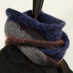 #88 Schmaler Streifen-Wickelschal blau-grau-braun. Umfang 106 cm, Höhe 16 cm. 62% Mohair, 22% Polyester, 16% Wolle     58,-€