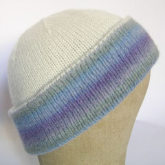 #372 Doppelmütze zum Wenden weiss und blauringel. Umfang ~ 54 cm. Blau: 45% Alpaka, 40% Wolle, 15% Nylon; weiss: 100% Merino     92,-€