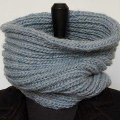 #352 Rauchblauer Querpatent-Schlauchschal. Umfang 54 cm, Höhe 22 cm . 100% Schurwolle     48,-€