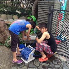 高校生のお兄さんの監督でDAIKIが網を洗ってくれてます