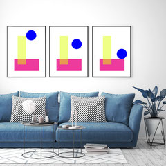 Drei geometrische Poster über blauem Sofa, Corporate Art für Büro, Hotel Lobby und Empfang