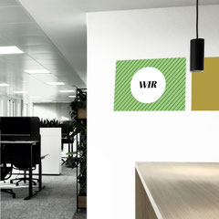 Office Bereich mit grafischer Markenwand und Schriftzug, Corporate Design Wandgestaltung für Team Identität