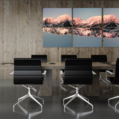Konferenzraum mit großem Bergpanorama Wandbild und schwarzen Stühlen, Wandkunst fürs Unternehmen im Meetingraum