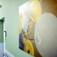 Flur mit großem abstrakten Wandbild in Gelb und Grau, Kunst im Büro als Blickfang und Orientierung