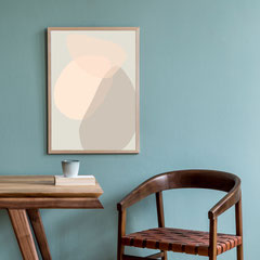 Abstraktes Motiv in Beige auf blauer Wand, dezente Kunst für Arztpraxis, Kanzlei und Hotelzimmer