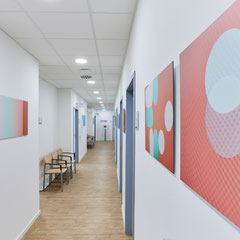 Langer Büroflur mit farbigen Wandflächen und geometrischer Kunst, Wandgestaltung Büro für mehr Atmosphäre