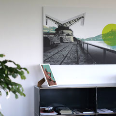 Büroarbeitsplatz mit gerahmtem Wandmotiv und Pflanzen, dezente Wandgestaltung im Büro für klare Optik