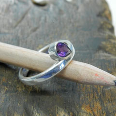 Silberring mit tropfenförmigen Amethyst
