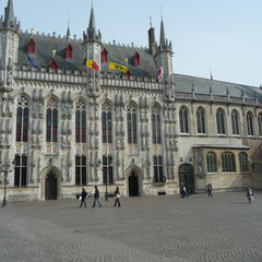 Wir sehen hier das prächtige Stadthuis, jetzt Rathaus der Stadt Brügge.