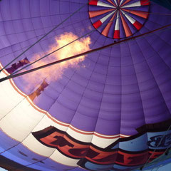 Noch ein kräftiger Feuerstoß und der Ballon schießt in die Höhe.