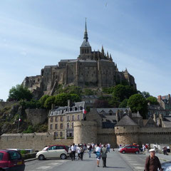 Bei untergehender Sonne verlassen wir beeindruckt den Mont St. Michel.