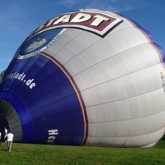 Ganz langsam füllt sich der Ballon etwas. Jetzt fehlt heiße Luft!