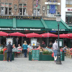 Rund um den großen Markt gibt es viele Cafés und Restaurants.