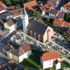Das müßte die Kirche von Tiefenbach sein.